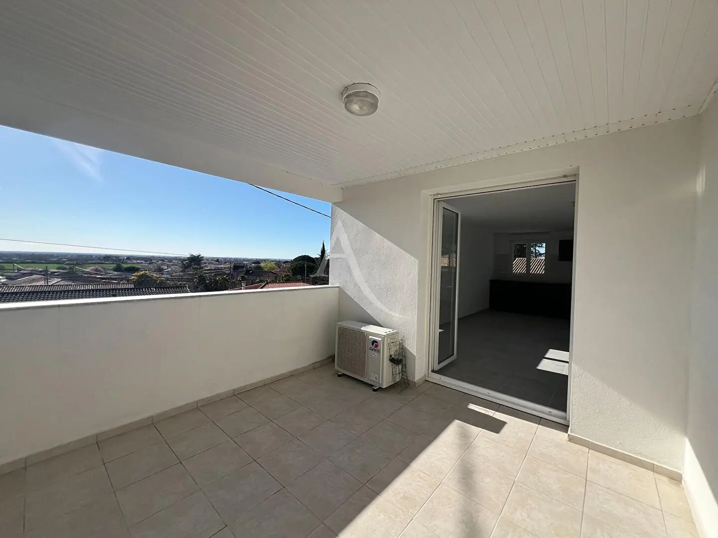 Living room; wood floor, natural light, modern style, high ceiling