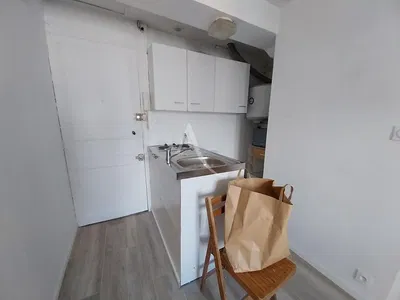 Kuchnia; sprzęt kuchenny, podłoga drewniana, światło dzienne, styl nowoczesny, wyremontowany