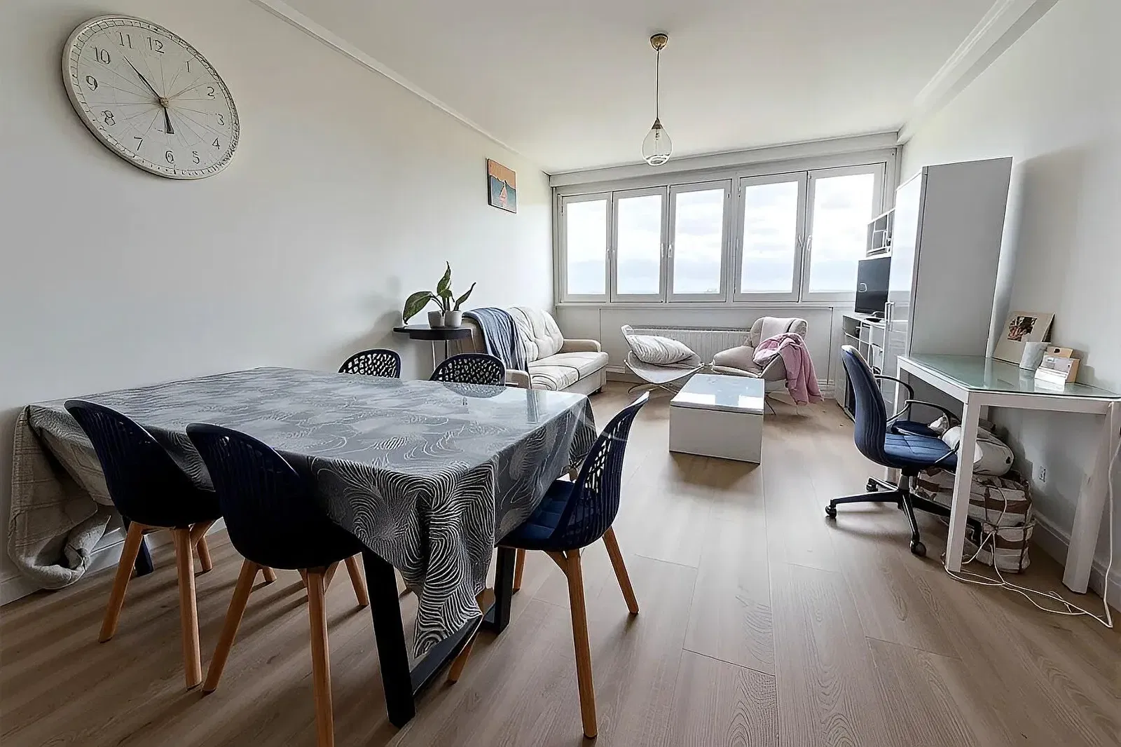 Keuken; keukenapparatuur, houten vloer, natuurlijk licht, moderne stijl, gerenoveerd