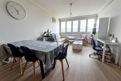 Keuken; keukenapparatuur, houten vloer, natuurlijk licht, moderne stijl, gerenoveerd