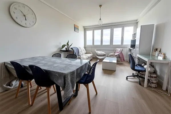 Keuken; keukenapparatuur, houten vloer, natuurlijk licht, moderne stijl, gerenoveerd