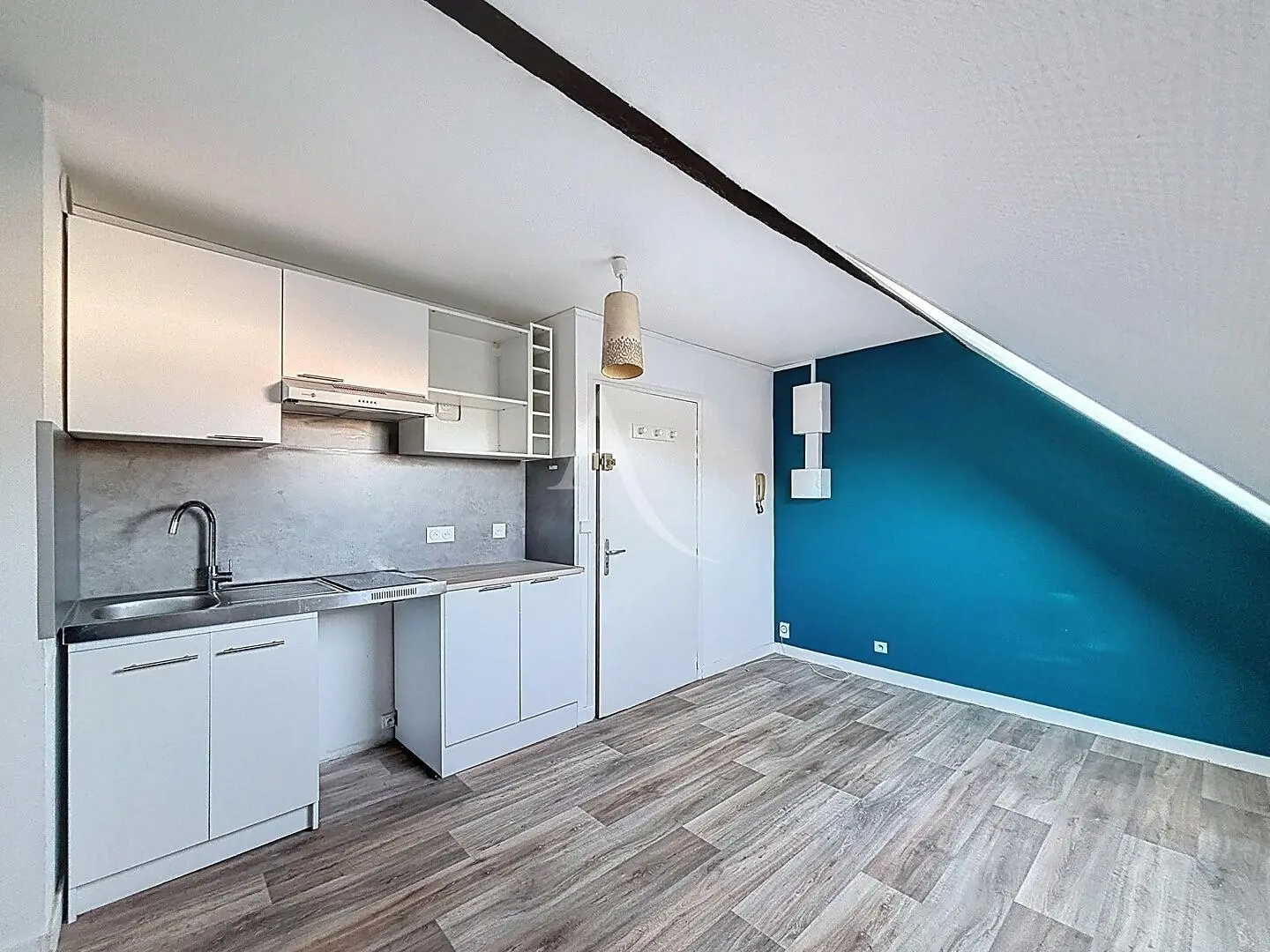Living room; wood floor, natural light, modern style, high ceiling