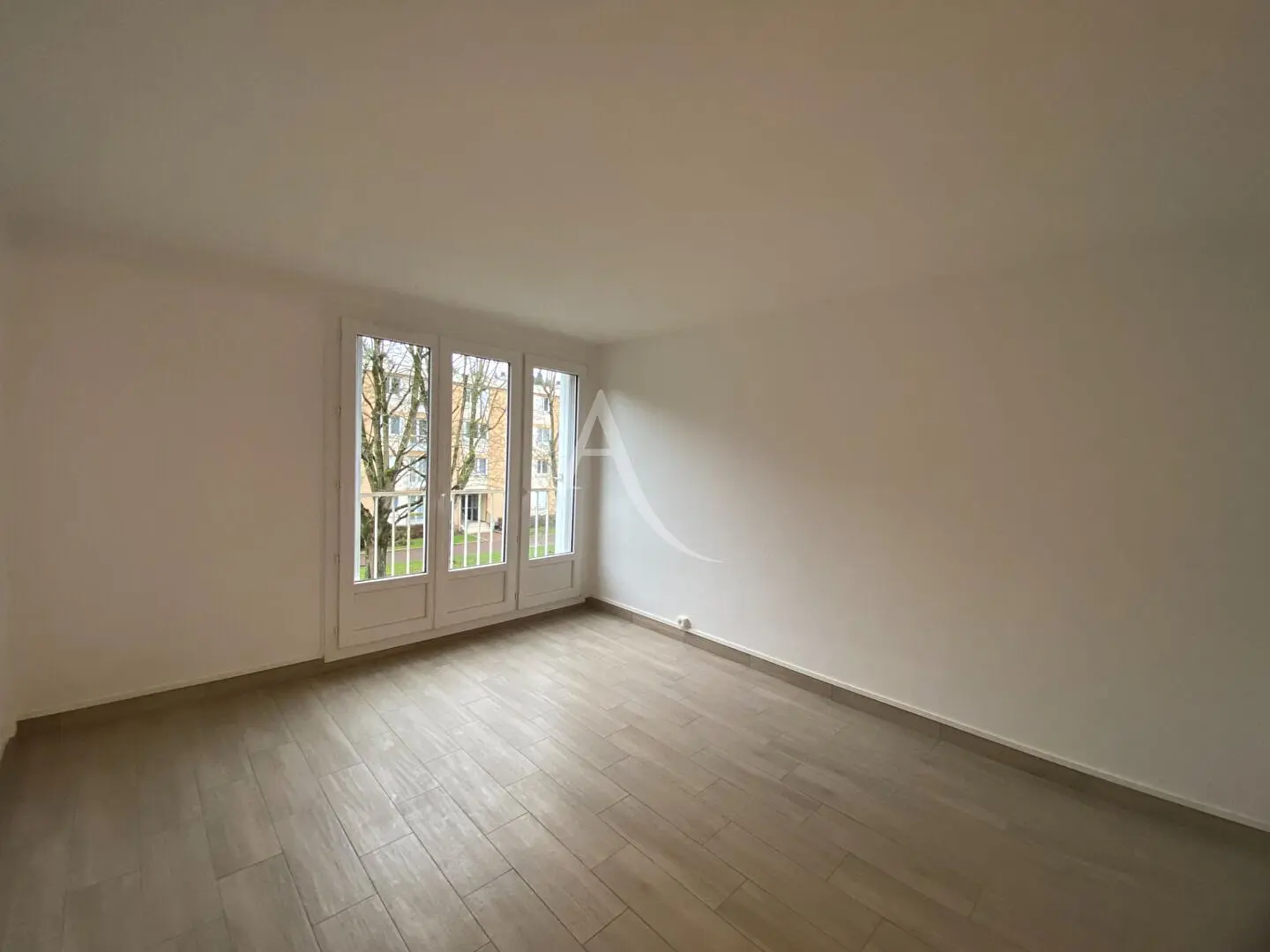 Woonkamer; houten vloer, natuurlijk licht, moderne stijl, hoge plafonds