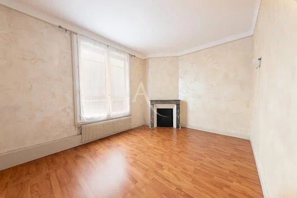 Woonkamer; houten vloer, natuurlijk licht, moderne stijl, hoge plafonds