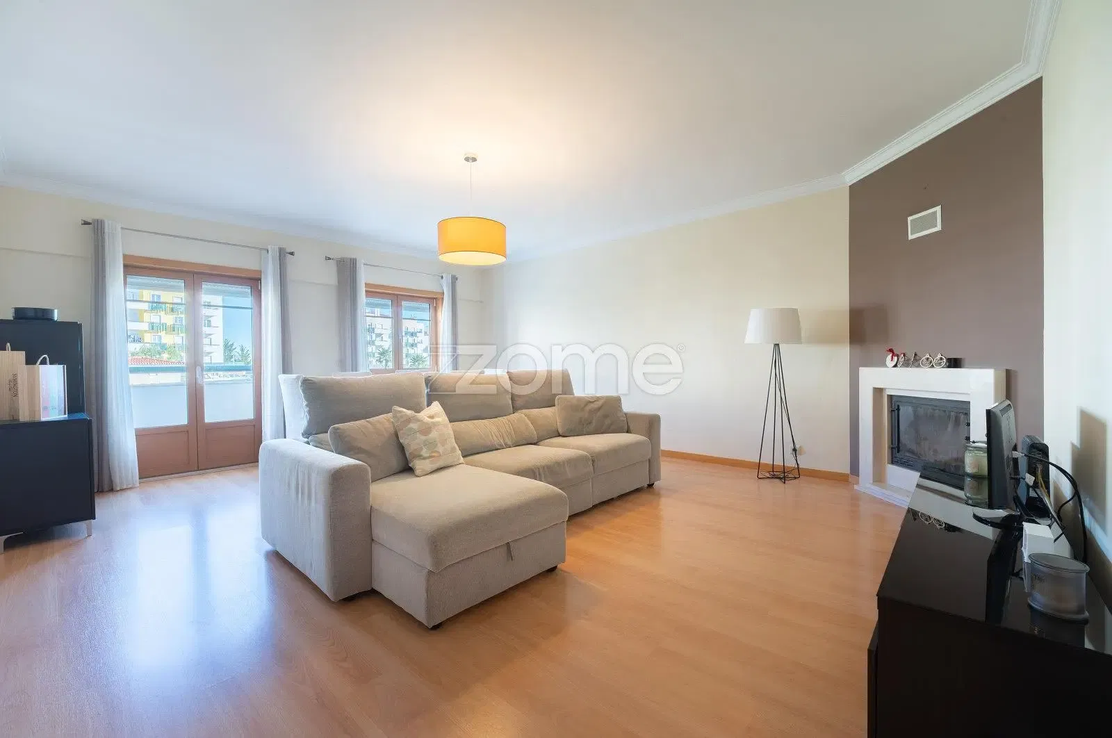 Cucina; elettrodomestici, pavimento in legno, luce naturale, stile moderno, ristrutturato