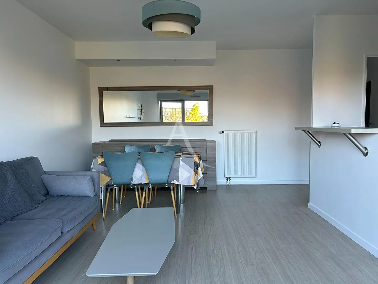 Woonkamer; houten vloer, natuurlijk licht, moderne stijl, hoge plafonds