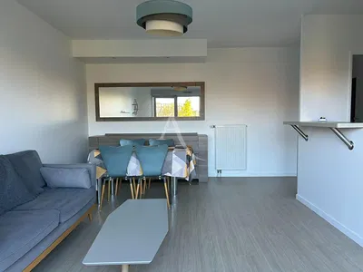 Woonkamer; houten vloer, natuurlijk licht, moderne stijl, hoge plafonds