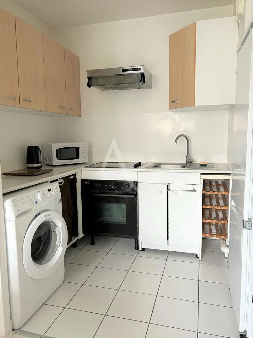 Woonkamer; houten vloer, natuurlijk licht, moderne stijl, hoge plafonds