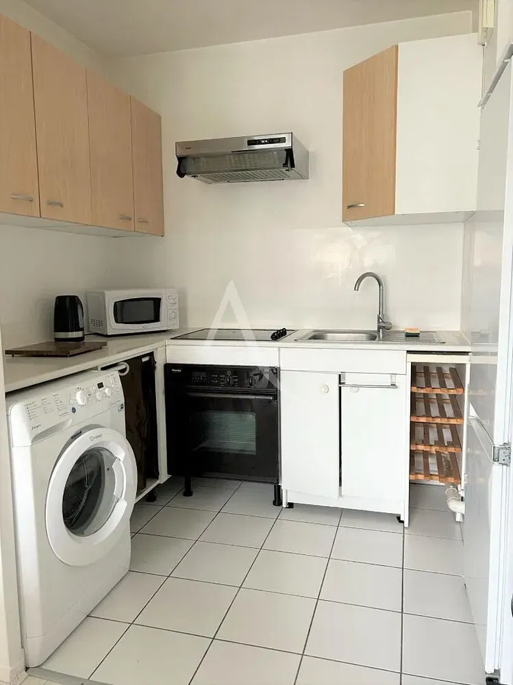 Woonkamer; houten vloer, natuurlijk licht, moderne stijl, hoge plafonds