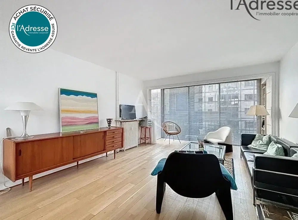 Woonkamer; houten vloer, natuurlijk licht, moderne stijl, hoge plafonds