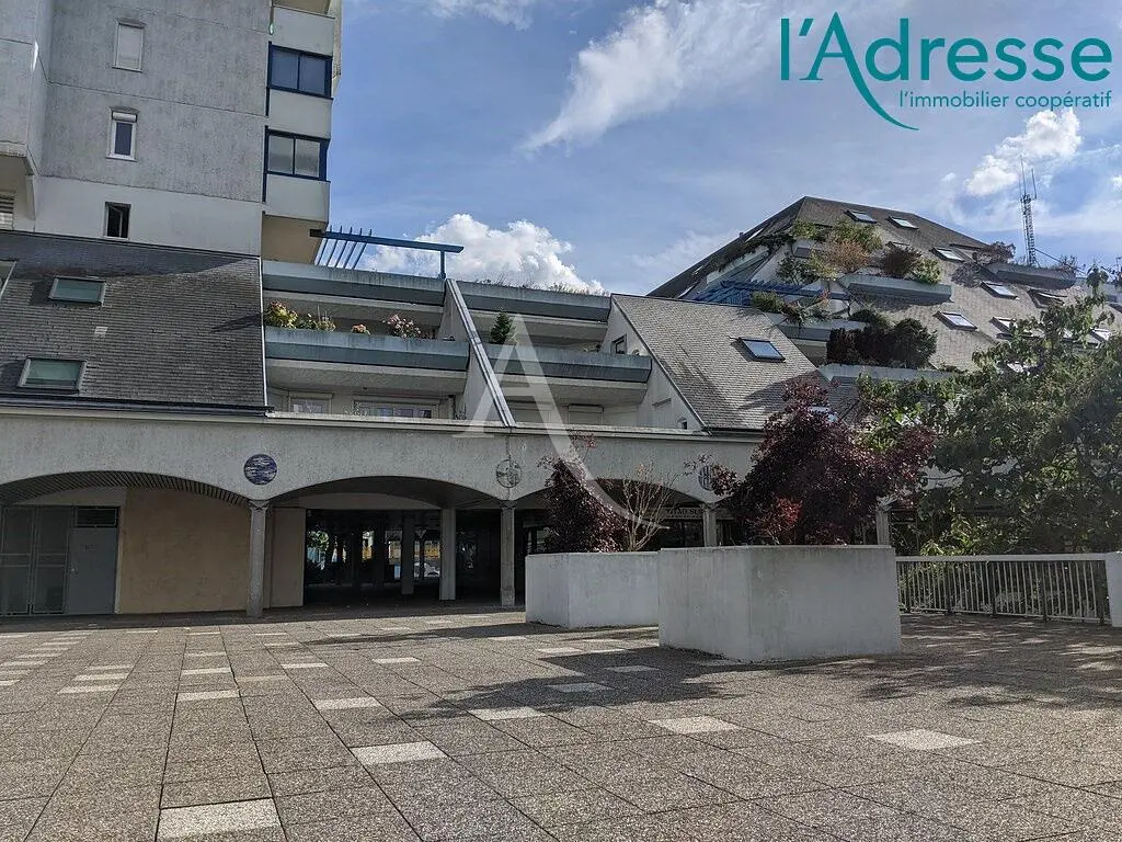 Woonkamer; houten vloer, natuurlijk licht, moderne stijl, hoge plafonds