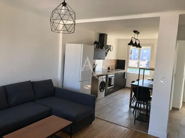 Woonkamer; houten vloer, natuurlijk licht, moderne stijl, hoge plafonds