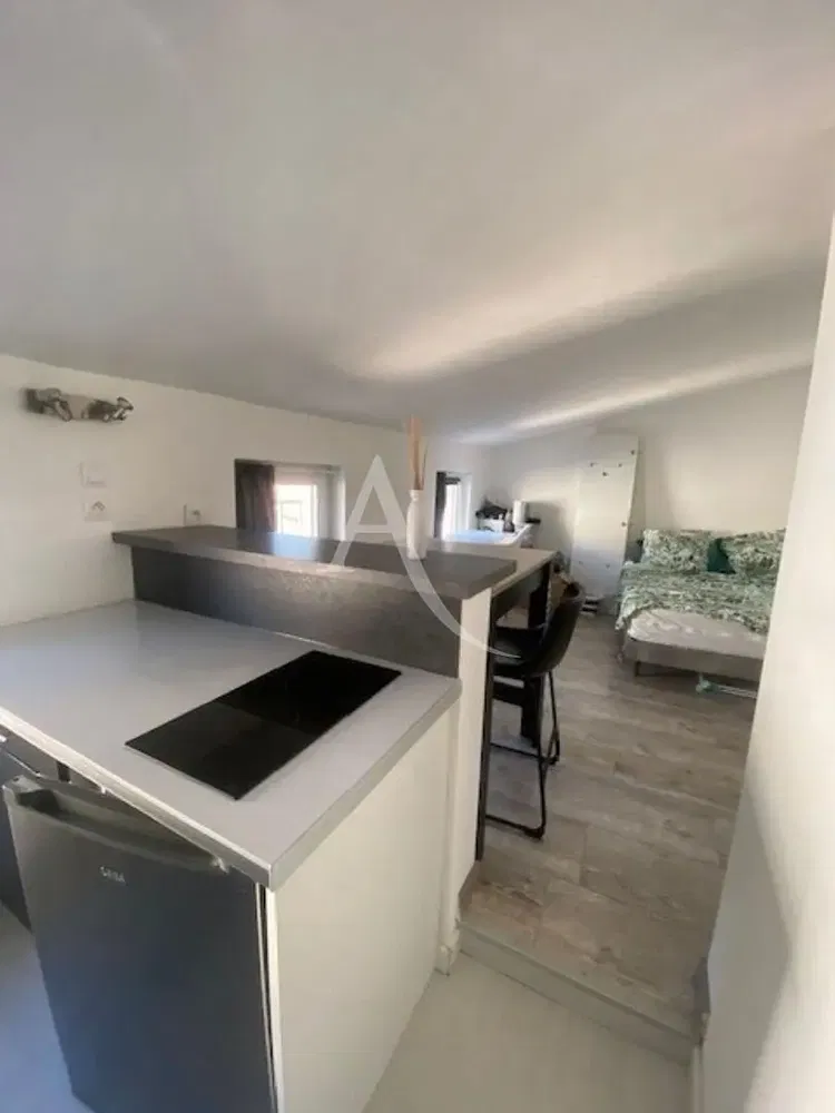Living room; wood floor, natural light, modern style, high ceiling