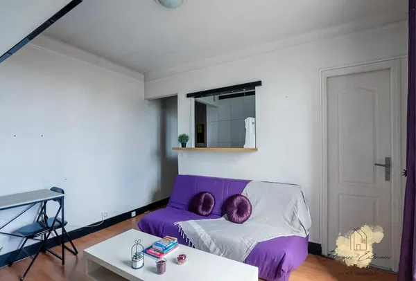 Living room; wood floor, natural light, modern style, high ceiling