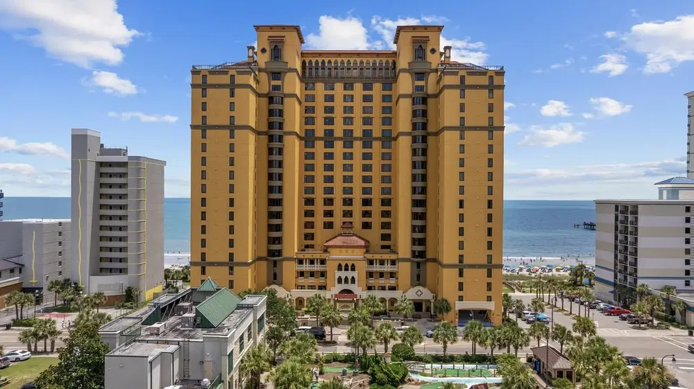 Wohnzimmer; holzboden, tageslicht, moderner stil, hohe decken