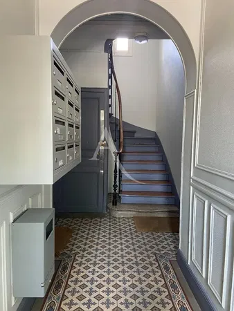 Wohnzimmer; holzboden, tageslicht, moderner stil, hohe decken