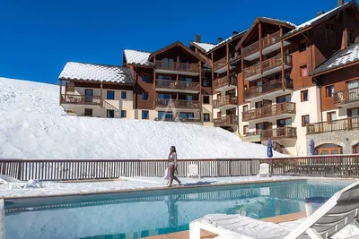 Kuchyně; kuchyňské spotřebiče, dřevěná podlaha, přirozené světlo, moderní styl, po rekonstrukci