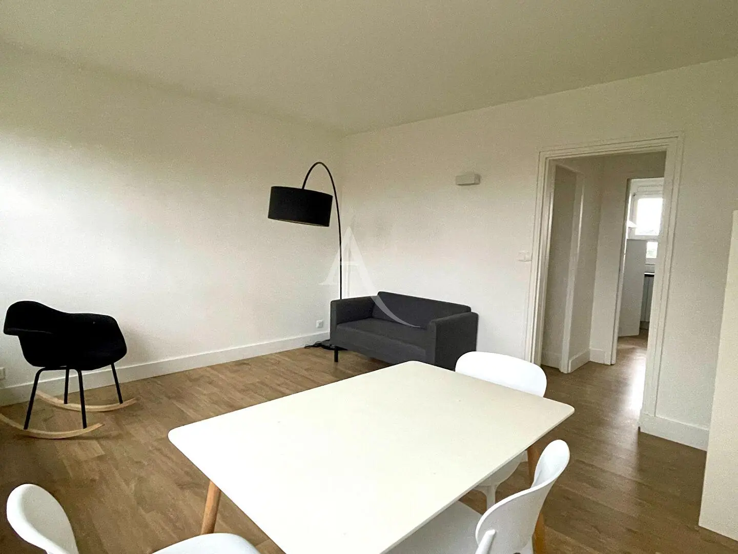 Wohnzimmer; holzboden, tageslicht, moderner stil, hohe decken