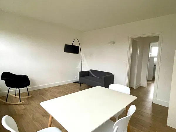 Wohnzimmer; holzboden, tageslicht, moderner stil, hohe decken