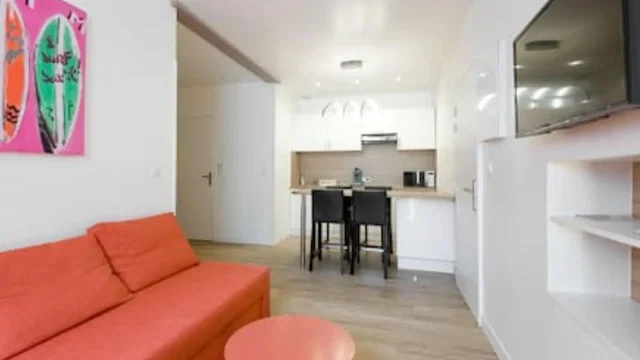 Living room; wood floor, natural light, modern style, high ceiling