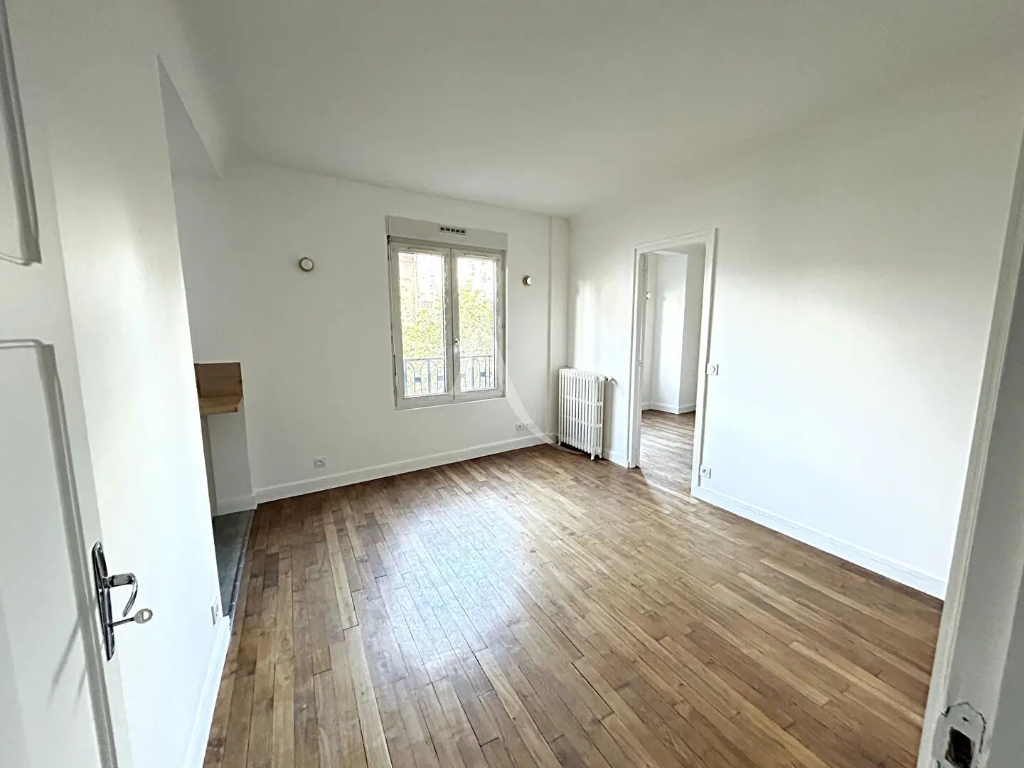 Wohnzimmer; holzboden, tageslicht, moderner stil, hohe decken