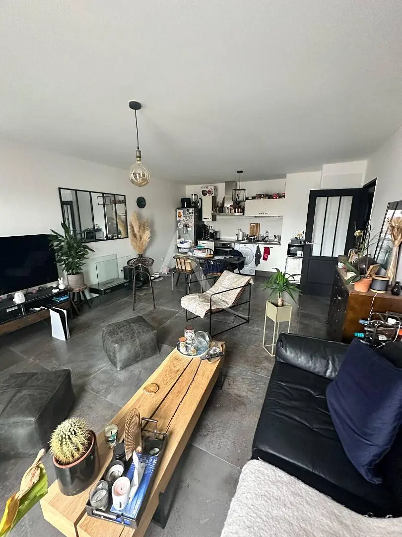 Soggiorno; pavimento in legno, luce naturale, stile moderno, soffitti alti