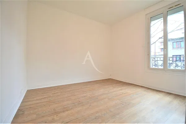 Living room; wood floor, natural light, modern style, high ceiling