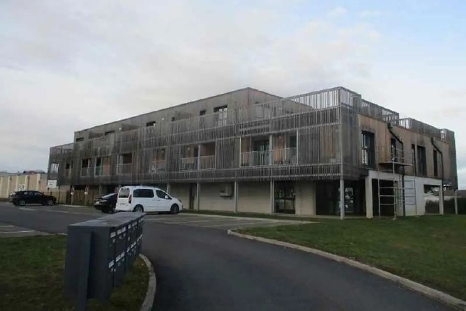 غرفة معيشة; أرضية خشبية, ضوء طبيعي, أسلوب عصري, أسقف عالية