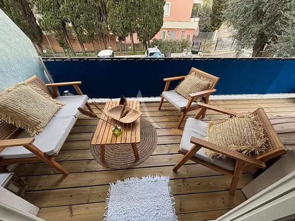 Σαλόνι; ξύλινο πάτωμα, φυσικό φως, μοντέρνο στυλ, ψηλά ταβάνια