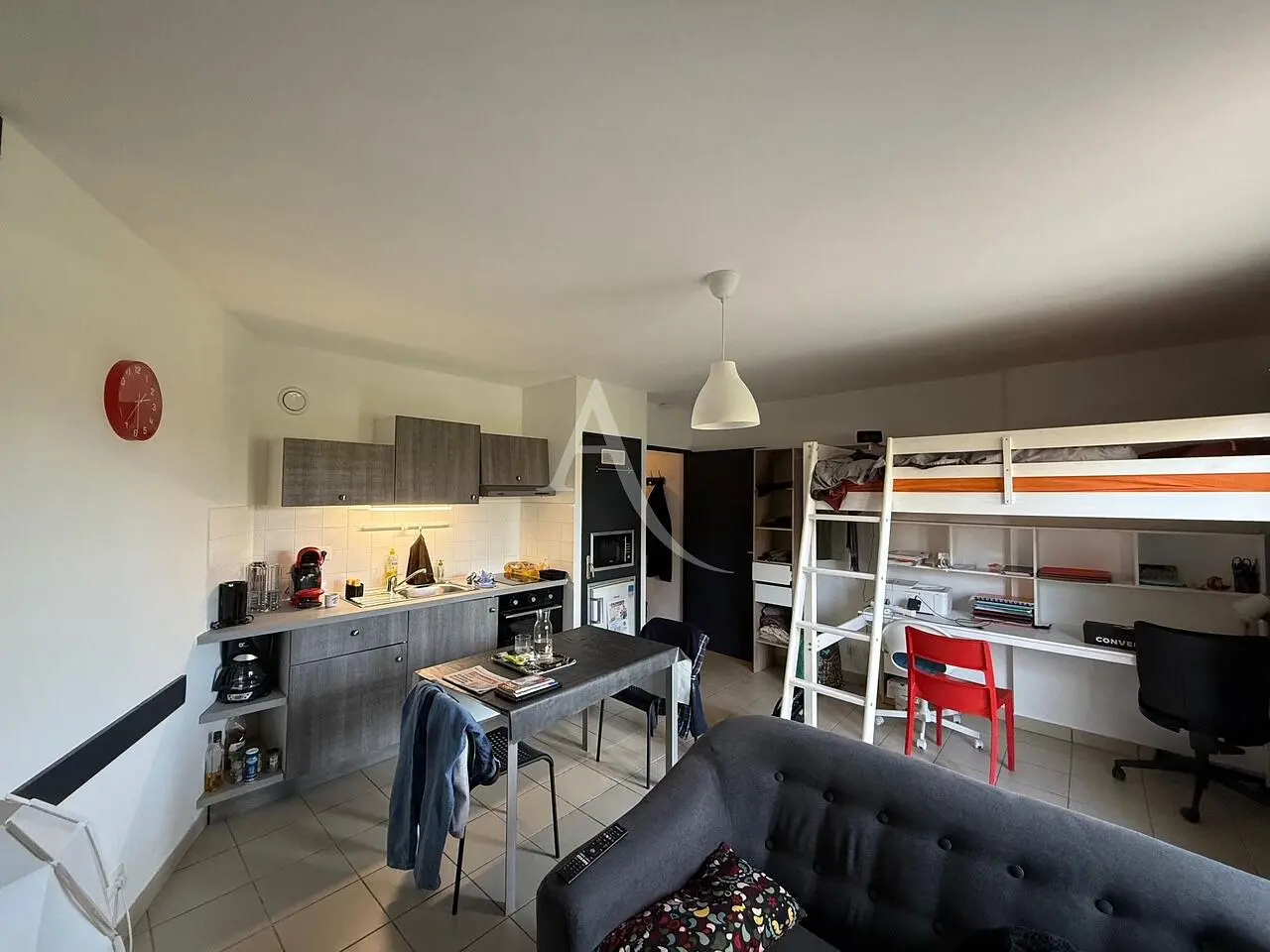 غرفة معيشة; أرضية خشبية, ضوء طبيعي, أسلوب عصري, أسقف عالية