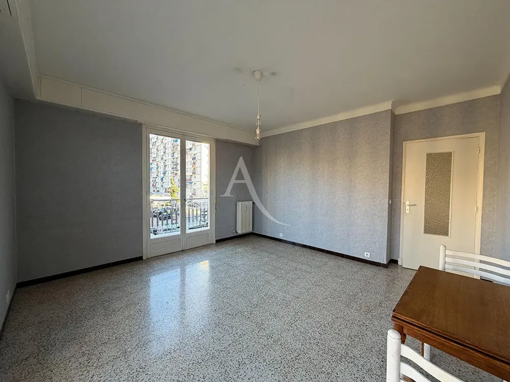 Salon; parquet, lumière naturelle, style moderne, hauteur sous plafond