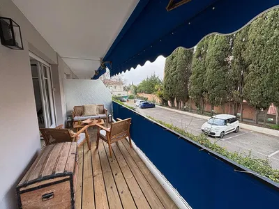 Σαλόνι; ξύλινο πάτωμα, φυσικό φως, μοντέρνο στυλ, ψηλά ταβάνια