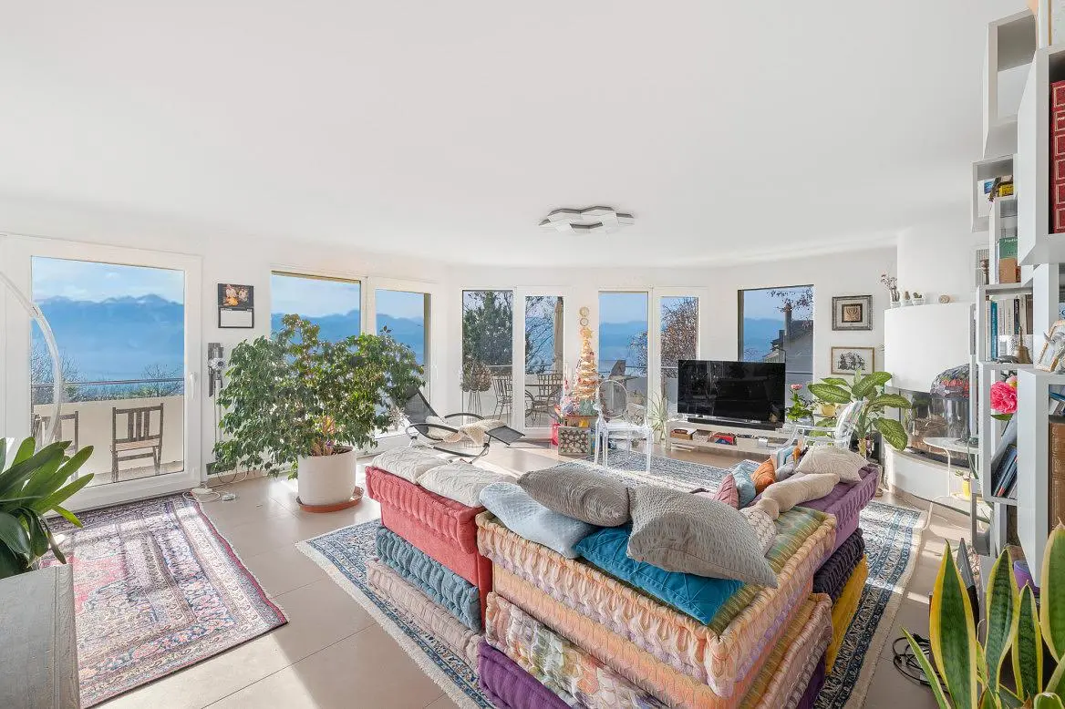 غرفة معيشة; أرضية خشبية, ضوء طبيعي, أسلوب عصري, أسقف عالية