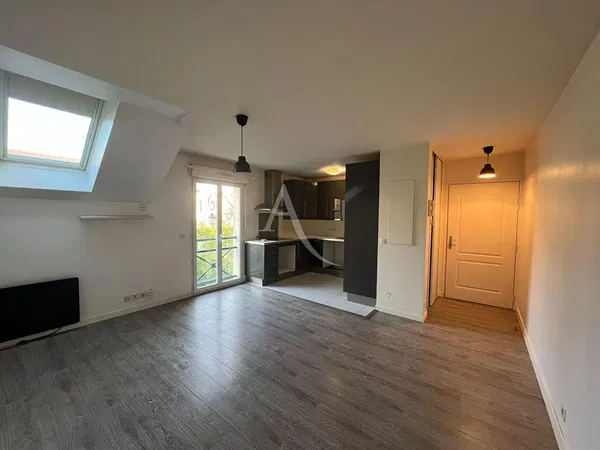 Living room; wood floor, natural light, modern style, high ceiling