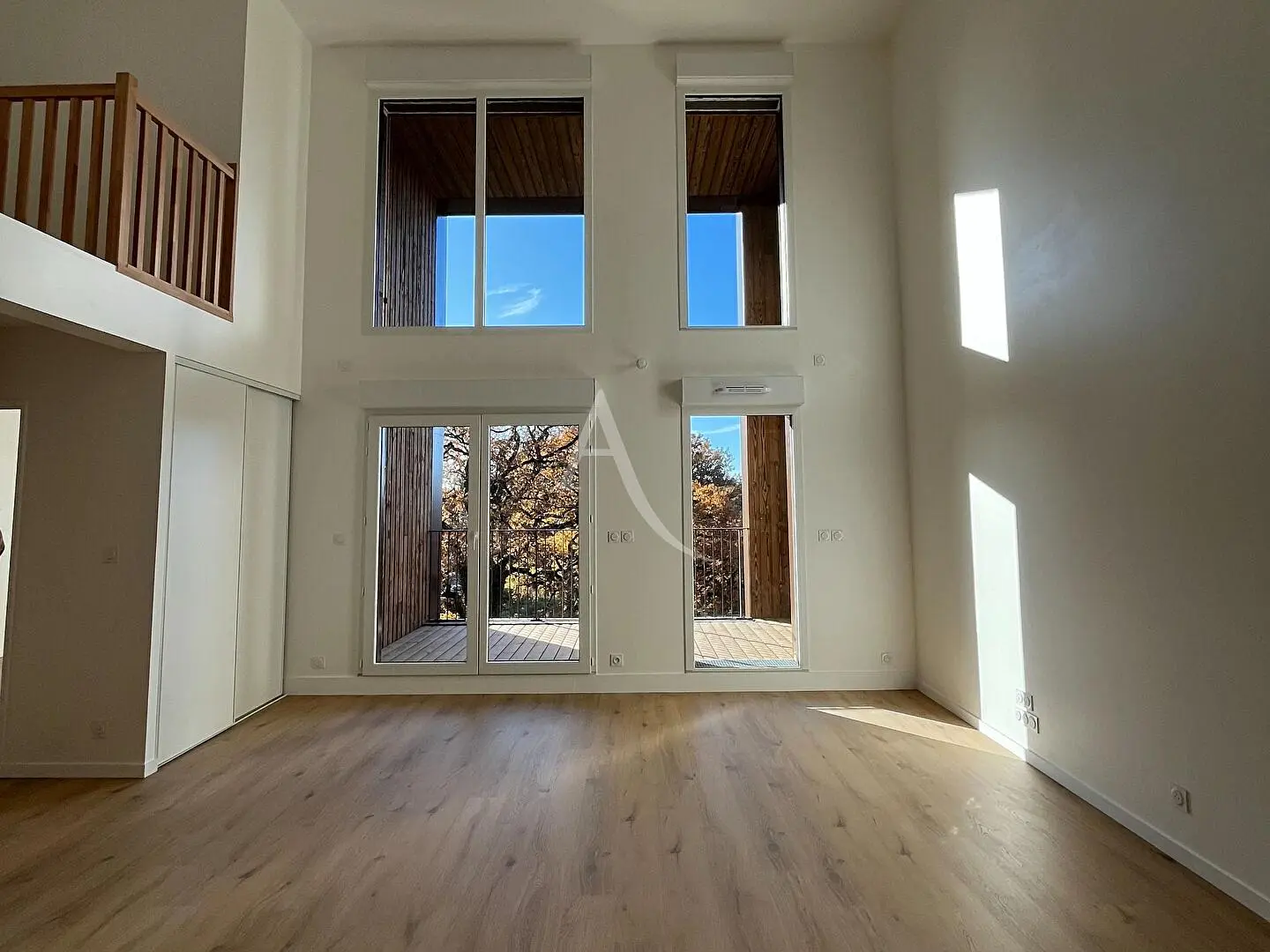 Soggiorno; pavimento in legno, luce naturale, stile moderno, soffitti alti