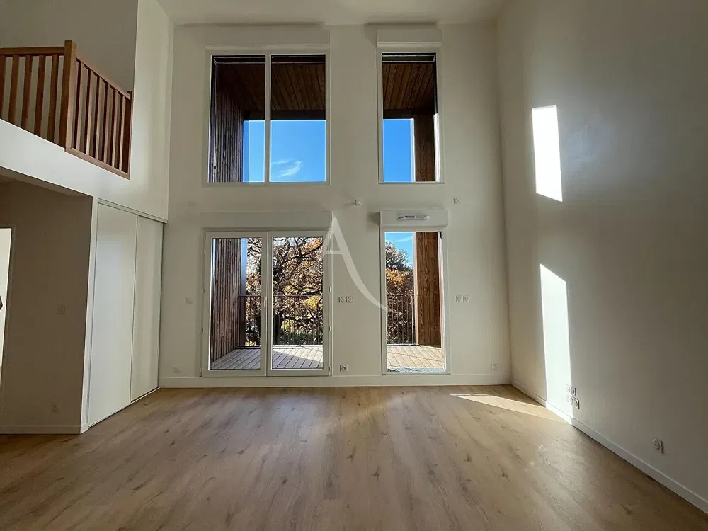 Soggiorno; pavimento in legno, luce naturale, stile moderno, soffitti alti