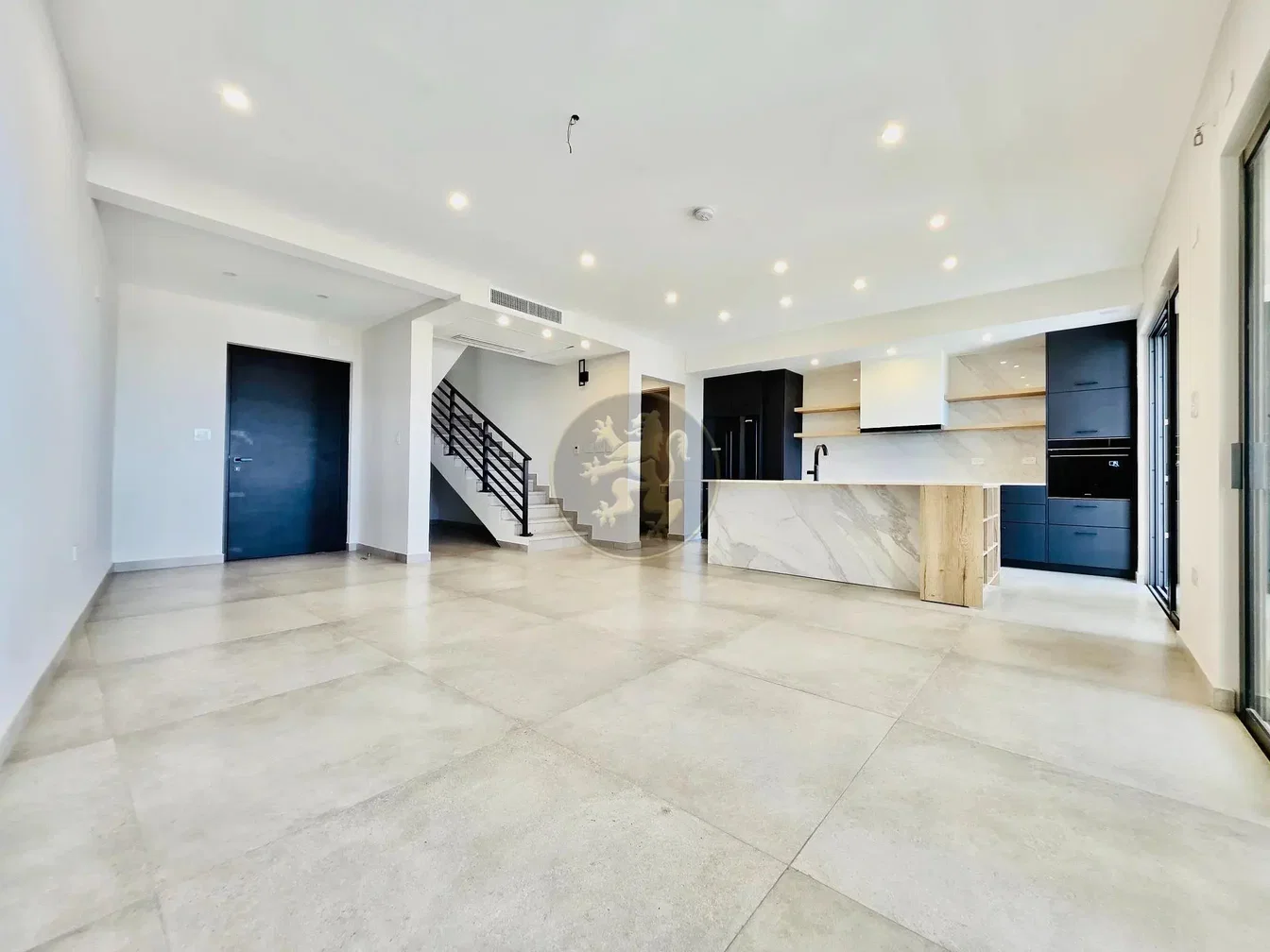 Salon; parquet, lumière naturelle, style moderne, hauteur sous plafond
