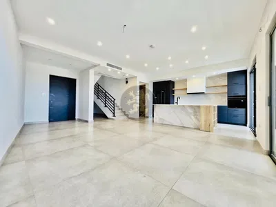 Woonkamer; houten vloer, natuurlijk licht, moderne stijl, hoge plafonds