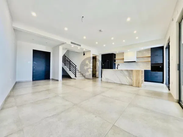 غرفة معيشة; أرضية خشبية, ضوء طبيعي, أسلوب عصري, أسقف عالية