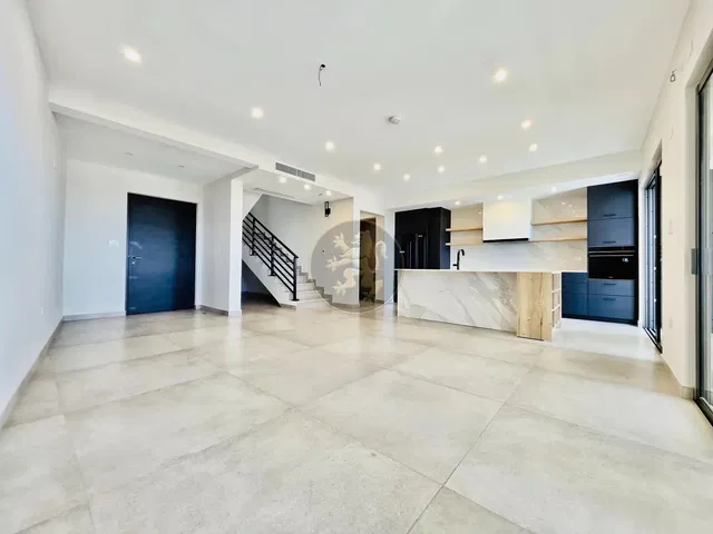 Woonkamer; houten vloer, natuurlijk licht, moderne stijl, hoge plafonds