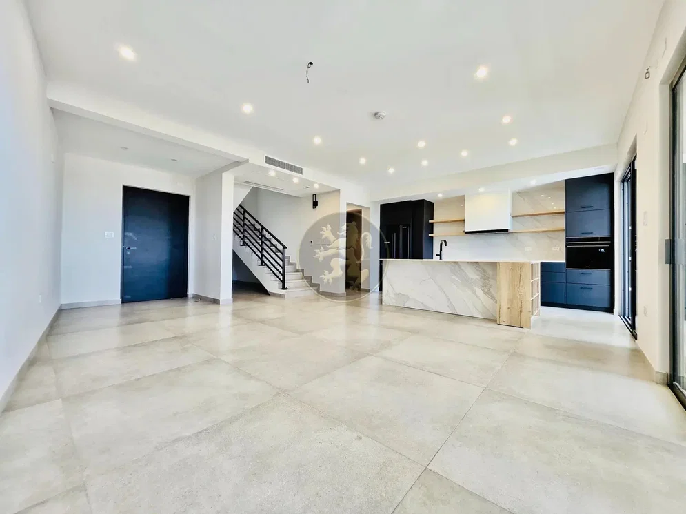 Salon; parquet, lumière naturelle, style moderne, hauteur sous plafond