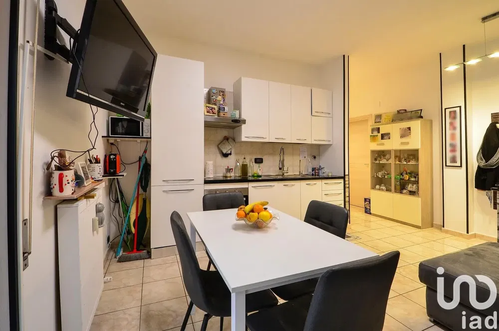 Salon; parquet, lumière naturelle, style moderne, hauteur sous plafond