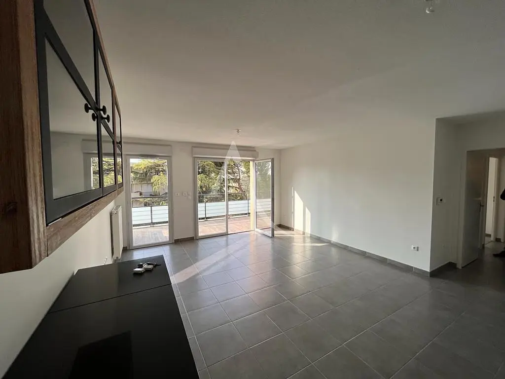 Κουζίνα; συσκευές κουζίνας, ξύλινο πάτωμα, φυσικό φως, μοντέρνο στυλ, ανακαινισμένο