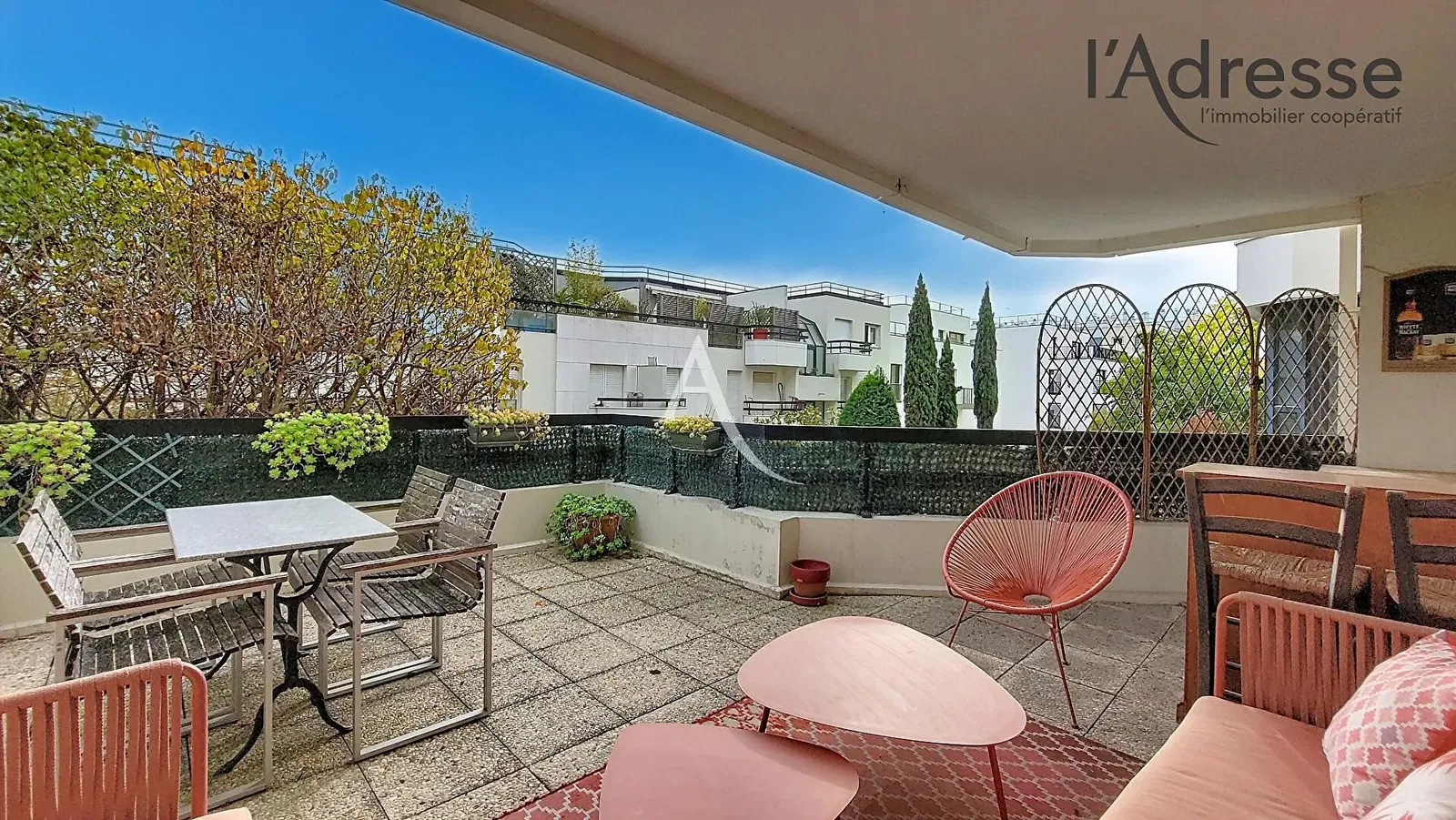 Living room; wood floor, natural light, modern style, high ceiling