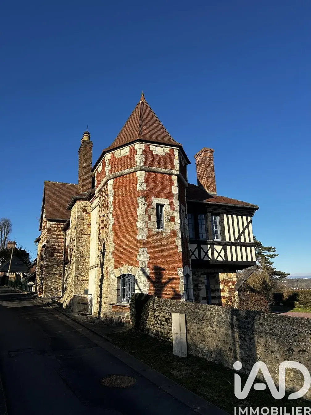 Wohnzimmer; holzboden, tageslicht, moderner stil, hohe decken