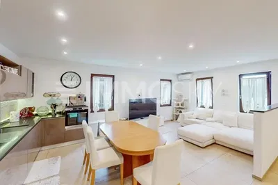 Oturma odası; ahşap zemin, doğal ışık, modern stil, yüksek tavan