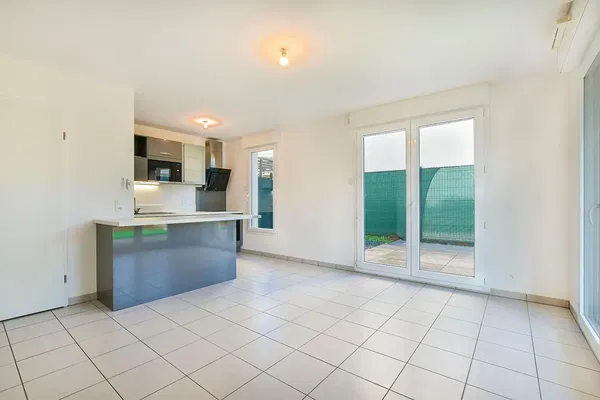 Κουζίνα; συσκευές κουζίνας, ξύλινο πάτωμα, φυσικό φως, μοντέρνο στυλ, ανακαινισμένο