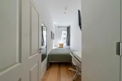 Σαλόνι; ξύλινο πάτωμα, φυσικό φως, μοντέρνο στυλ, ψηλά ταβάνια