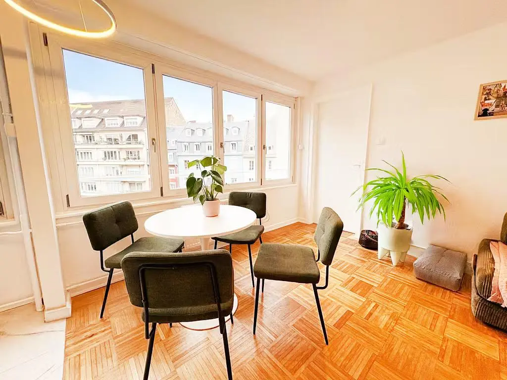 Σαλόνι; ξύλινο πάτωμα, φυσικό φως, μοντέρνο στυλ, ψηλά ταβάνια