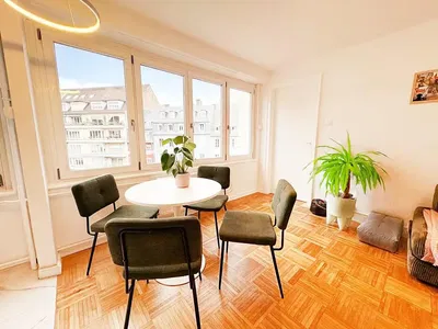 Σαλόνι; ξύλινο πάτωμα, φυσικό φως, μοντέρνο στυλ, ψηλά ταβάνια